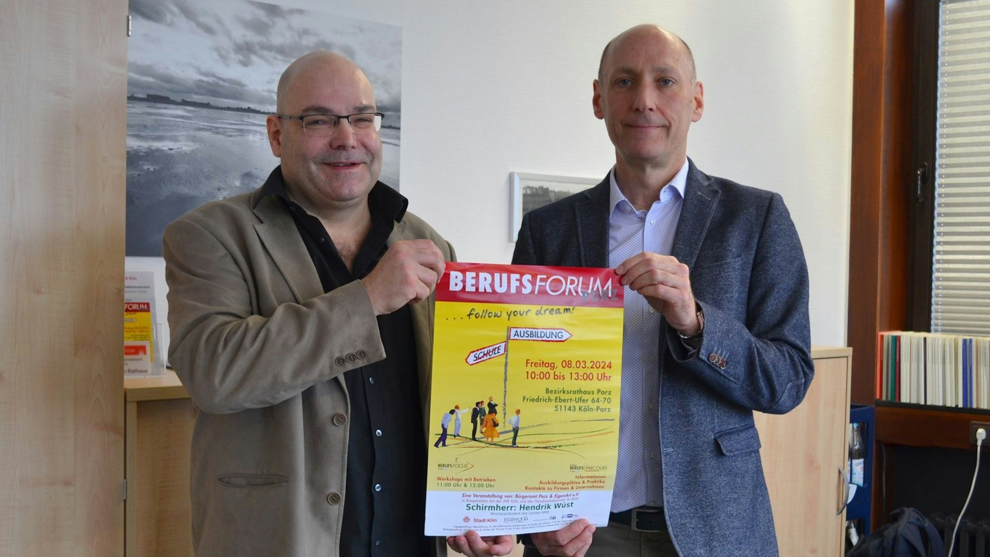 Zwei Männer halten gemeinsam ein Plakat hoch, das auf das Berufsforum am 8. März hinweist.