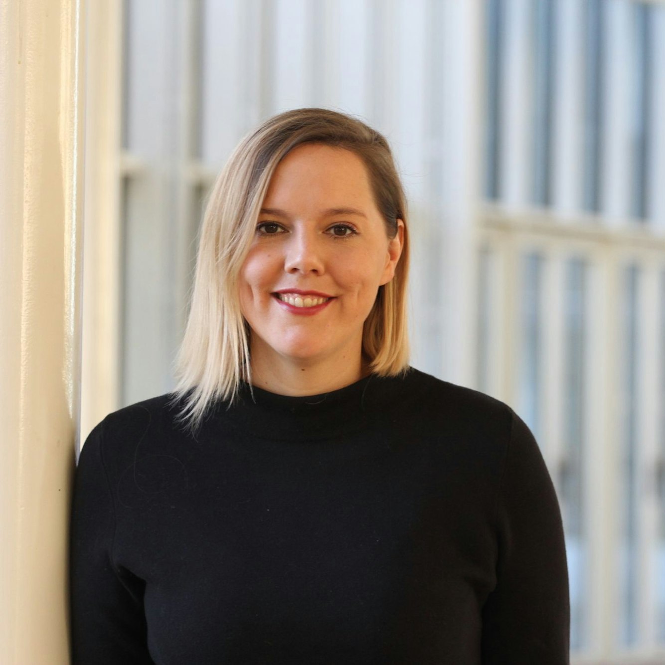 Franziska Müller-Rech ist im Porträt zu sehen. Sie lächelt in die Kamera.