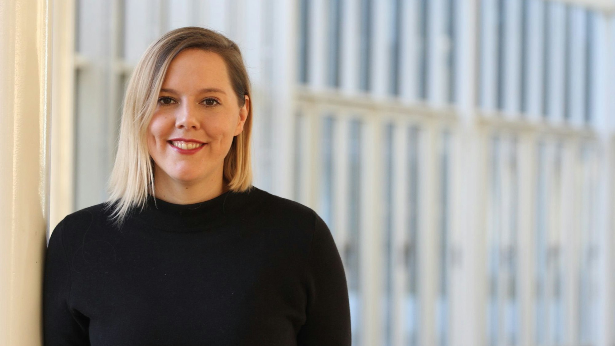 Franziska Müller-Rech, schulpolitische Sprecherin der FDP-Landtagsfraktion NRW, ist im Porträt zu sehen, sie lächelt in die Kamera.