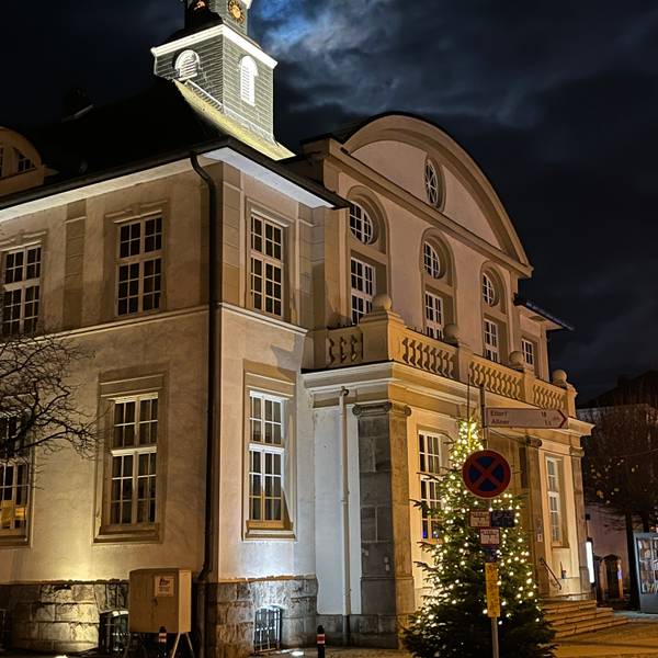 Die Haushaltslage in Hennef sieht düster aus, noch gibt es keinen abgestimmten Etat. Über dem Rathaus ist auf dem Bild der Vollmond zu sehen.