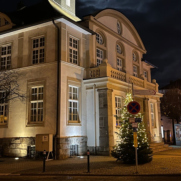 Die Haushaltslage in Hennef sieht düster aus, noch gibt es keinen abgestimmten Etat. Über dem Rathaus ist auf dem Bild der Vollmond zu sehen.