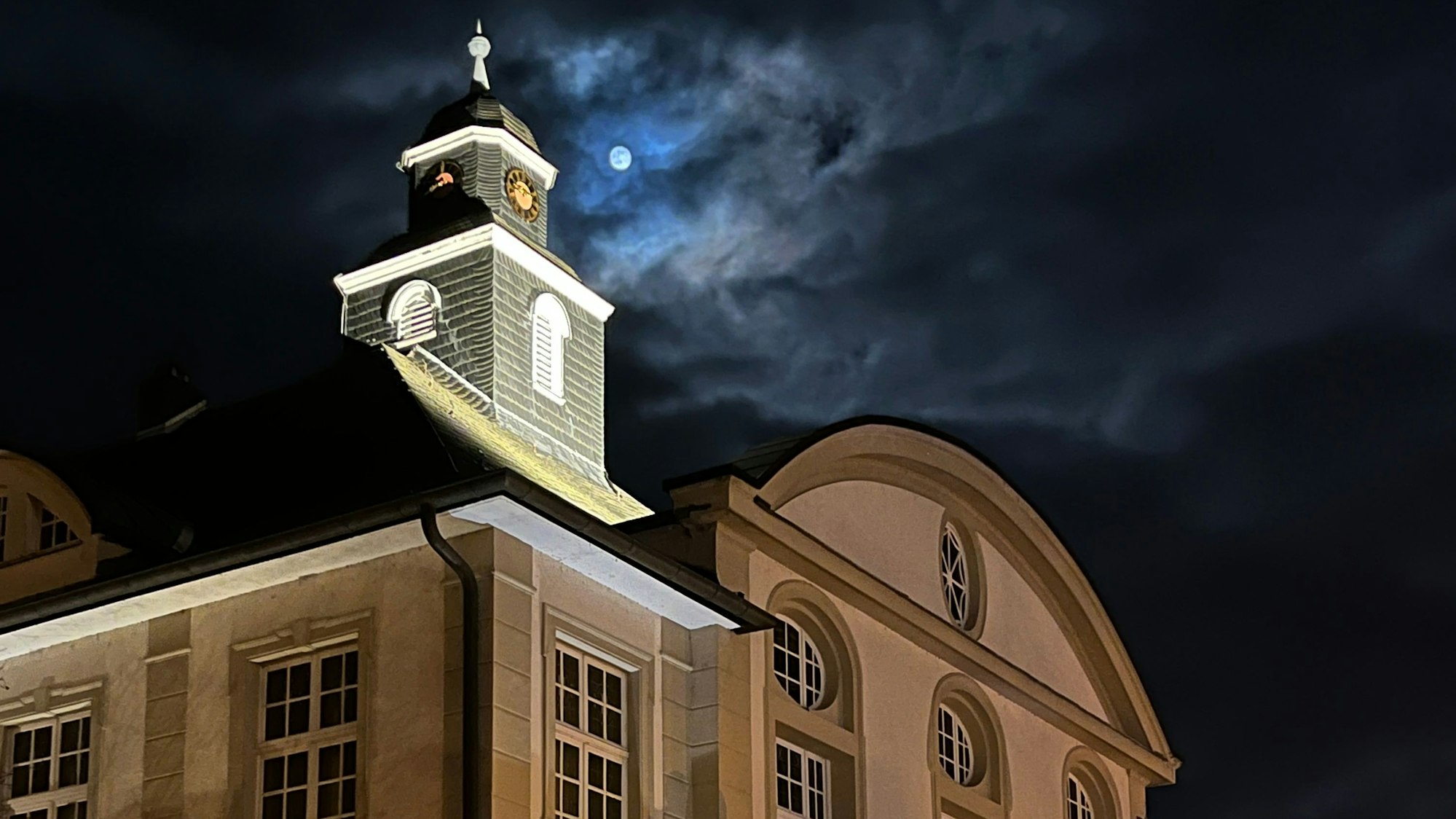 Die Haushaltslage in Hennef sieht düster aus, noch gibt es keinen abgestimmten Etat. Über dem Rathaus ist auf dem Bild der Vollmond zu sehen.
