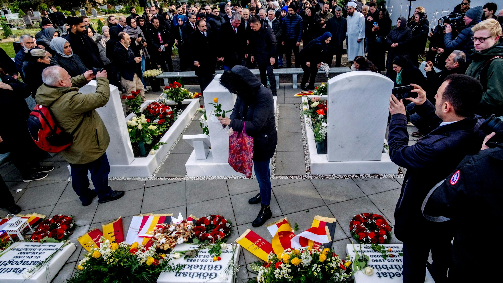 Freunde, Familien und Gäste trauern um die Getöteten der rassistisch-motivierten Morde in Hanau. Zum vierten Jahrestag kam auch Innenministerin Nancy Faeser (SPD).