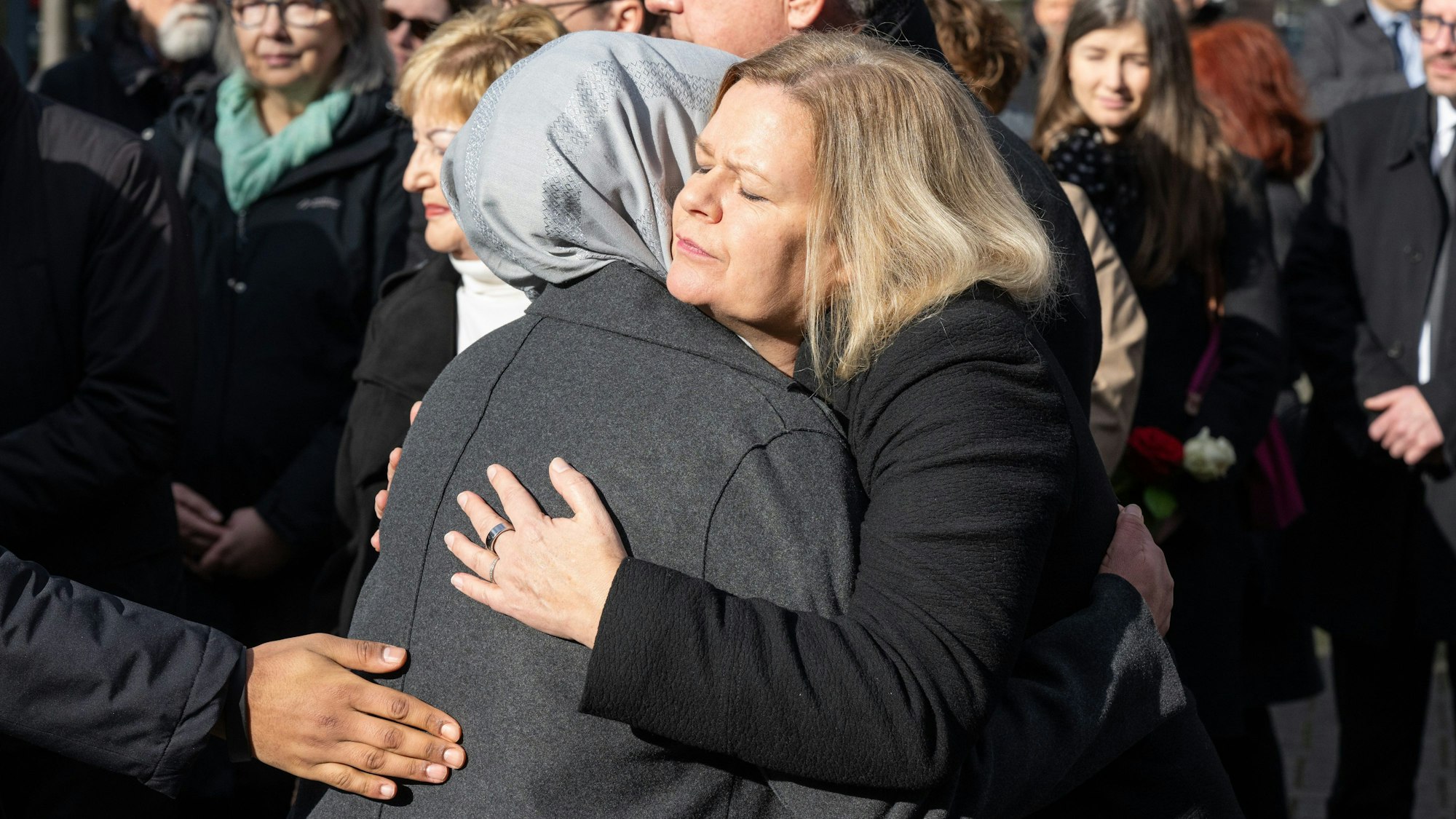 Trauer in Hanau: Innenminiserin Nancy Faeser umarmt die Mutter eines Opfers.