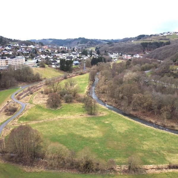 Blick in das Tal mit Schleiden im Hintergrund.
