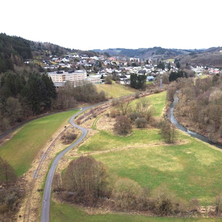 Luftaufnahme des Tals der Olef zwischen Schleiden und Olef.