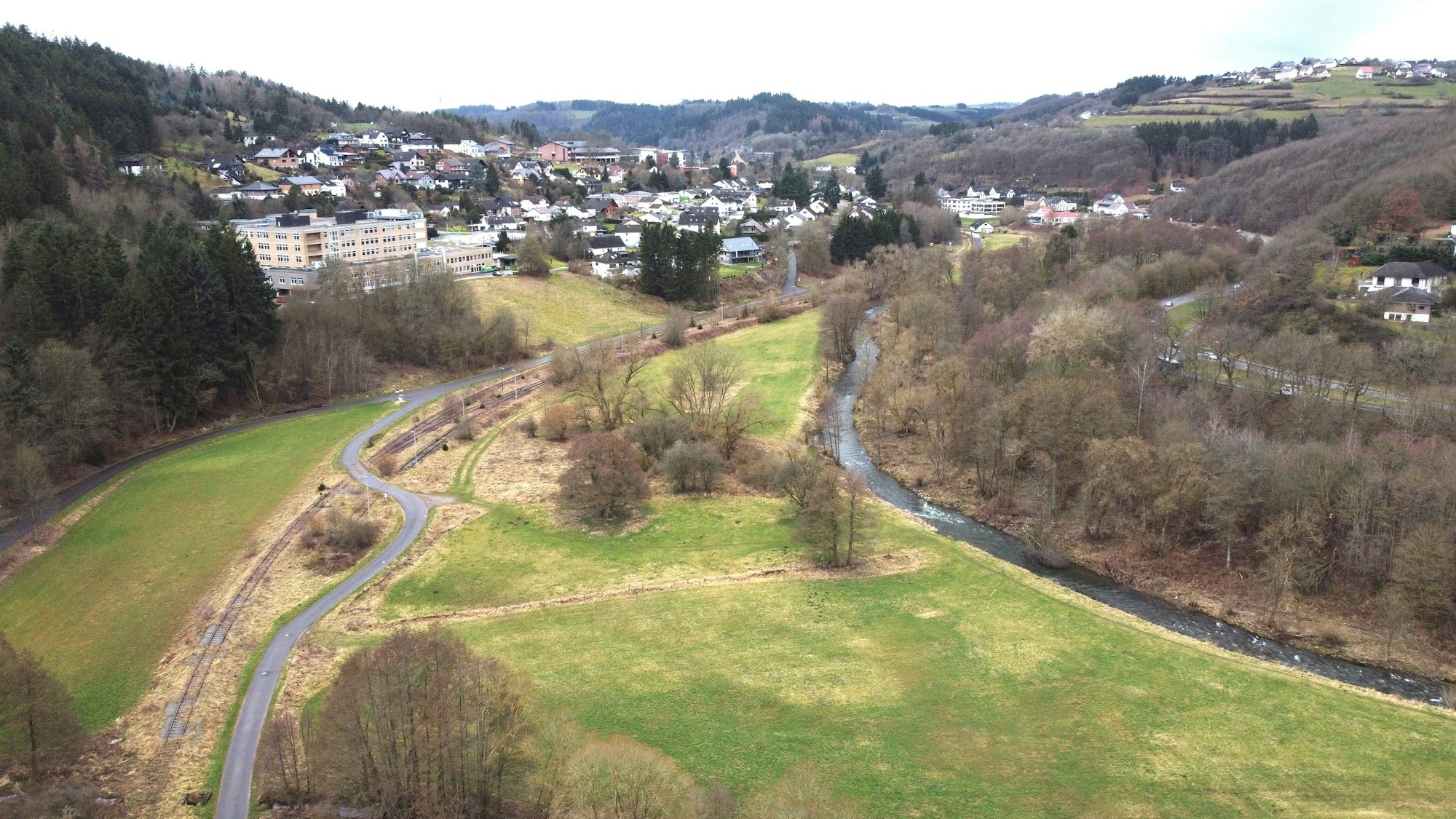 Blick in das Tal mit Schleiden im Hintergrund.