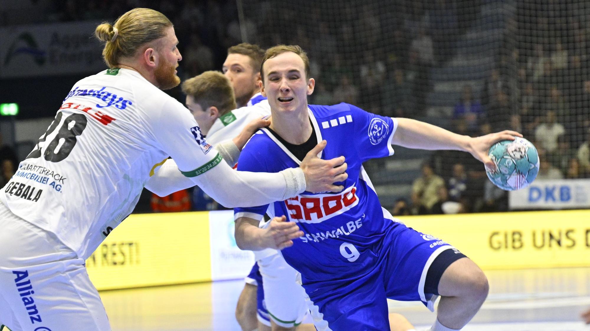 VfL-Neuzugang Arnor Oskarsson setzt sich gegen den Leipziger Maciej Gebala durch.