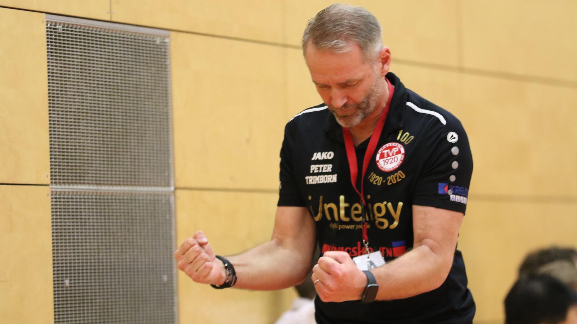 Palmersheims Trainer Peter Trimborn ballt beide Fäuste.