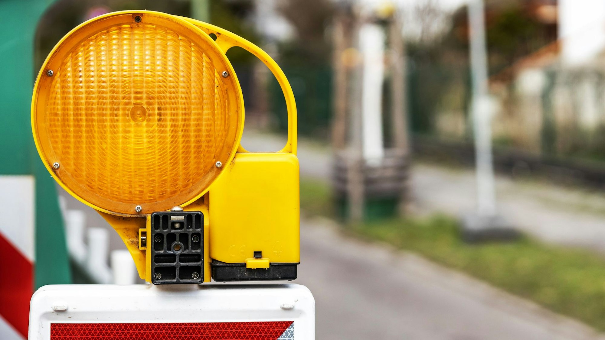 Warnleuchte an einer Baustelle auf der Straße.