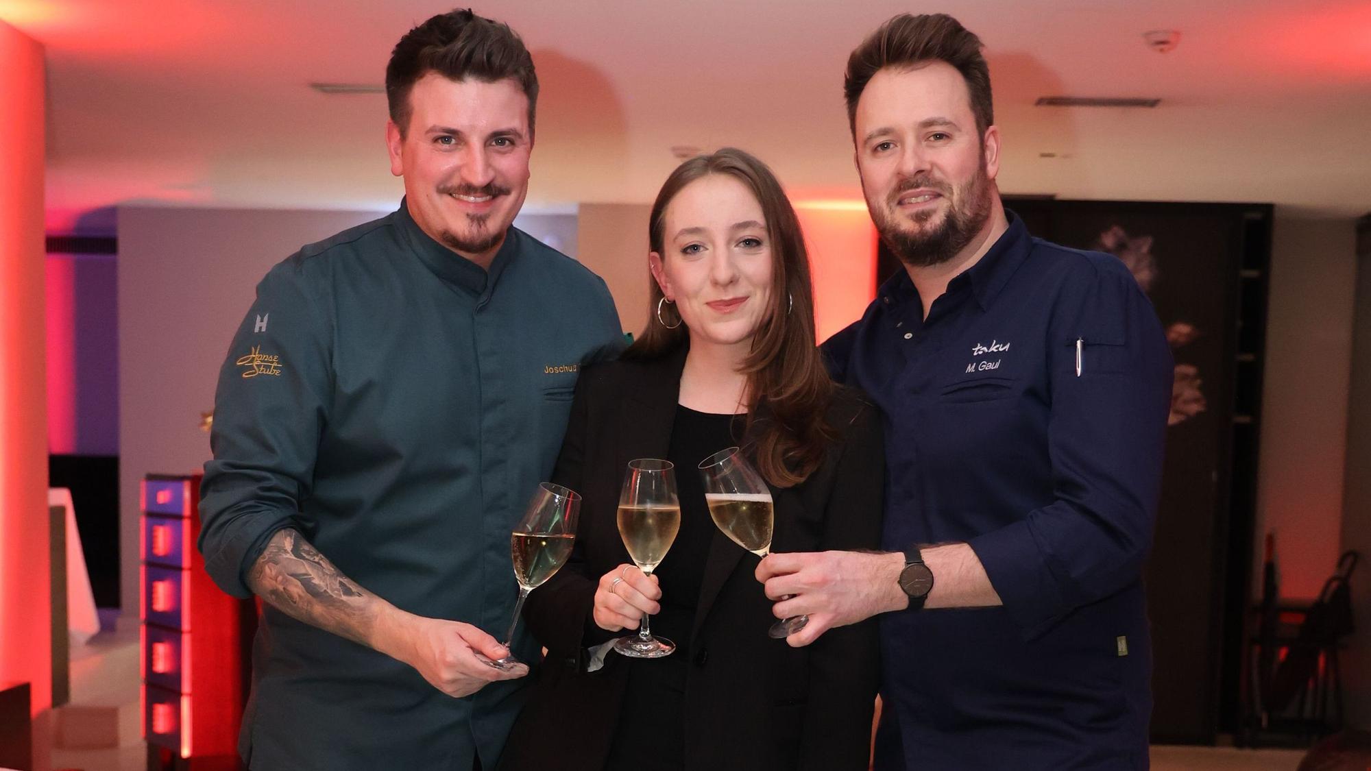 Siegerin Lindis Brodhag mit Joshua Tepper (l.), Chef der Hanse-Stube im Excelsior, und Mirko Gaul (Taku im Excelsior)