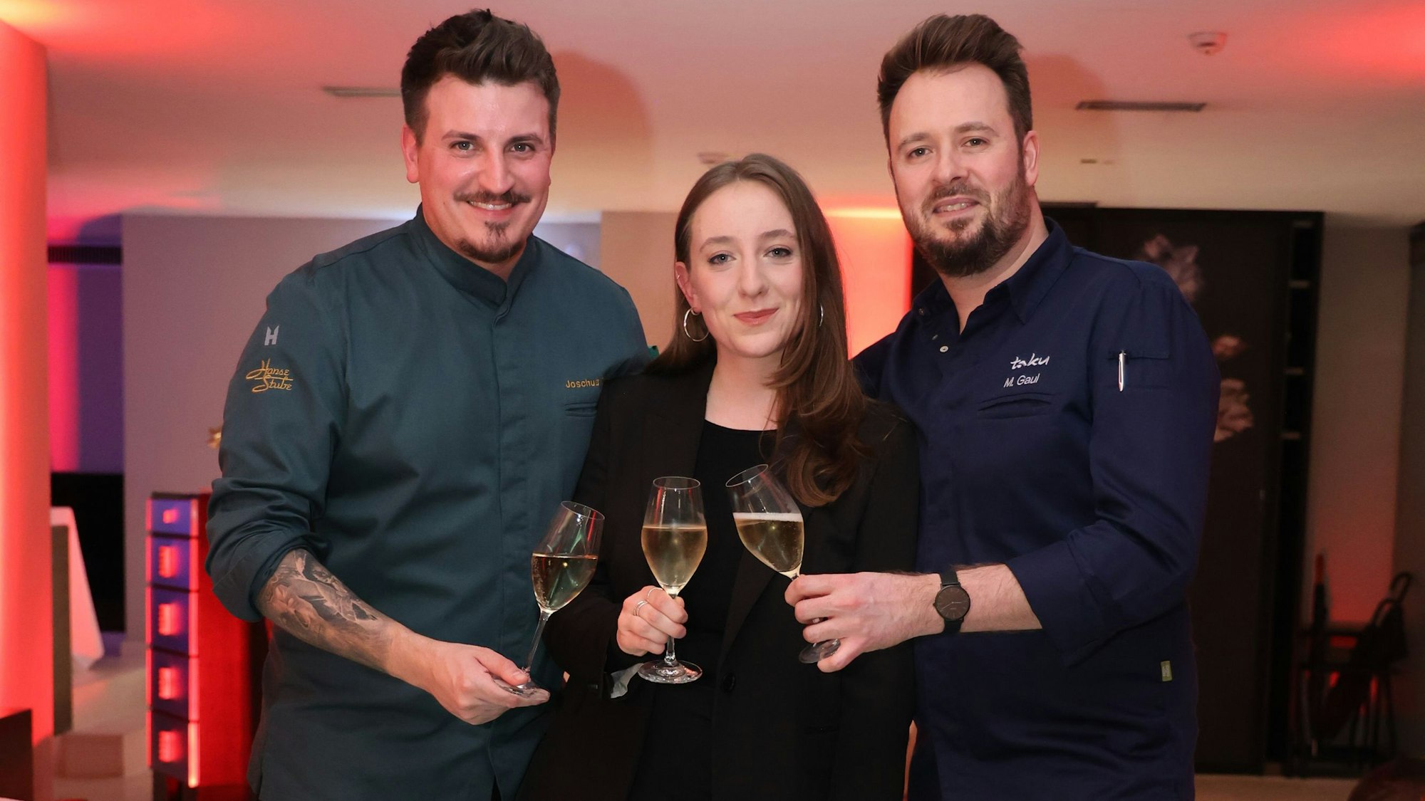 Siegerin Lindis Brodhag mit Joshua Tepper (l.), Chef der Hanse-Stube im Excelsior, und Mirko Gaul (Taku im Excelsior)