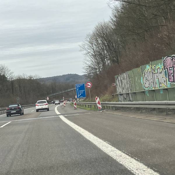 Autos fahren auf der A4.