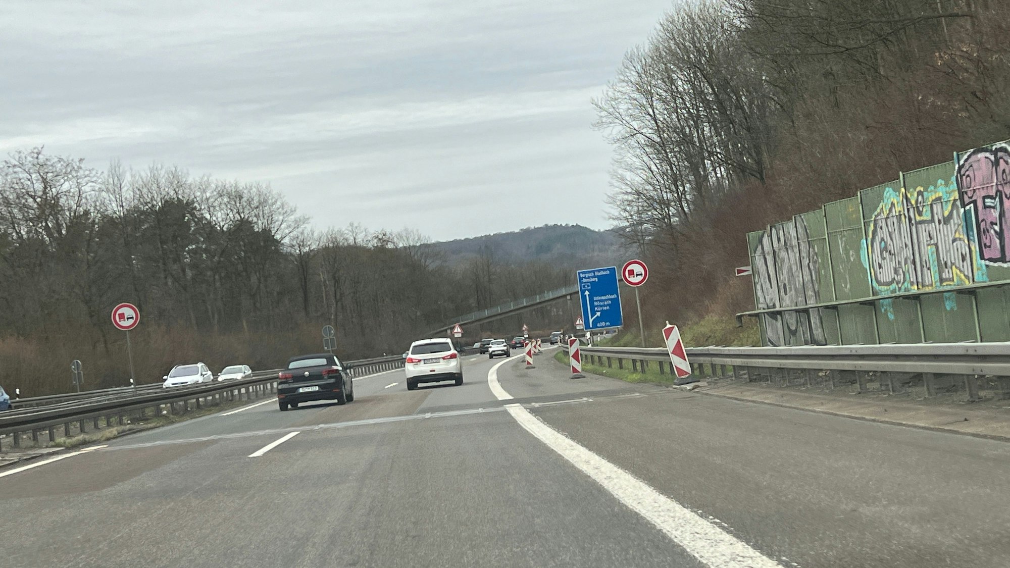 Autos fahren auf der A4.