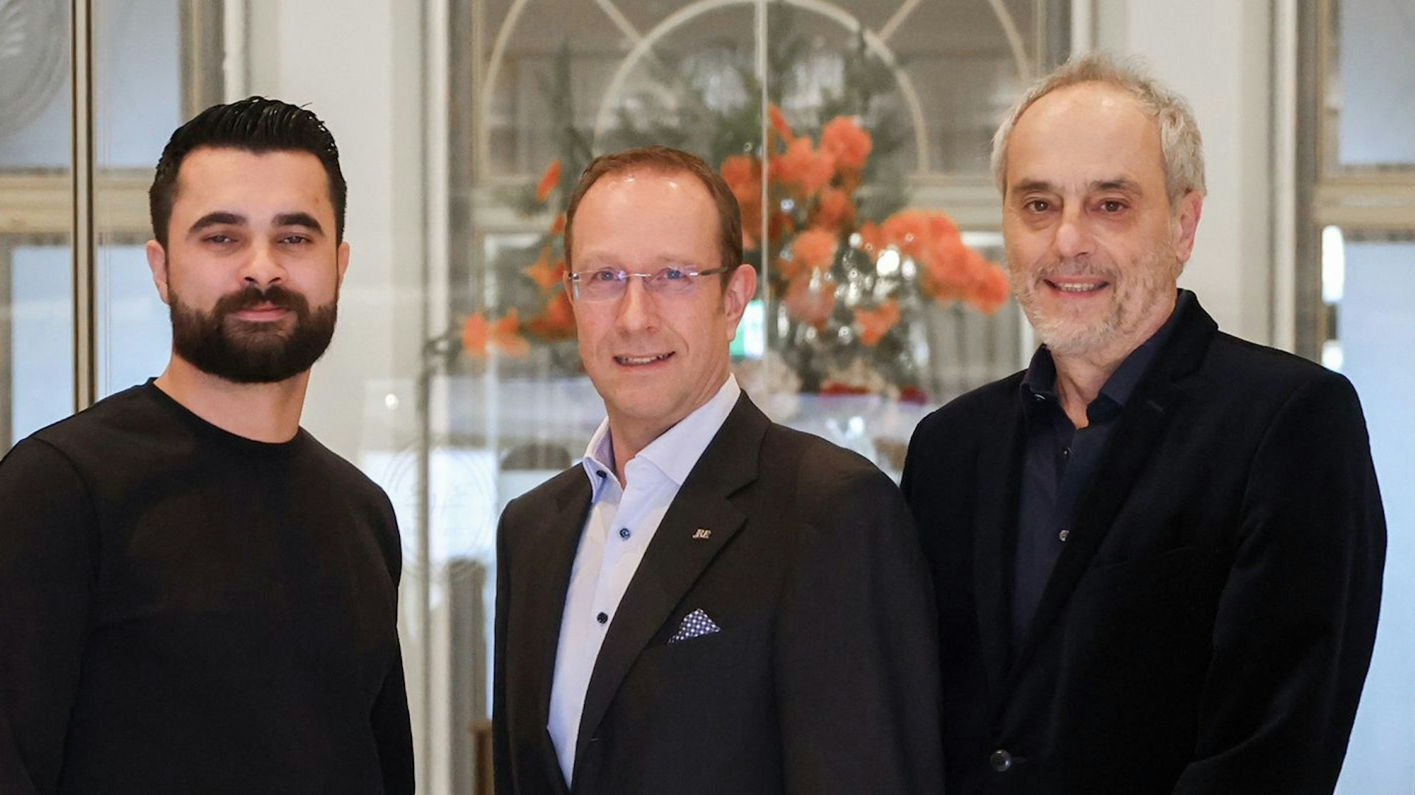 Dennis Melzer, Nils Henkel und Christian Rach im Foyer des Excelsior Hotels