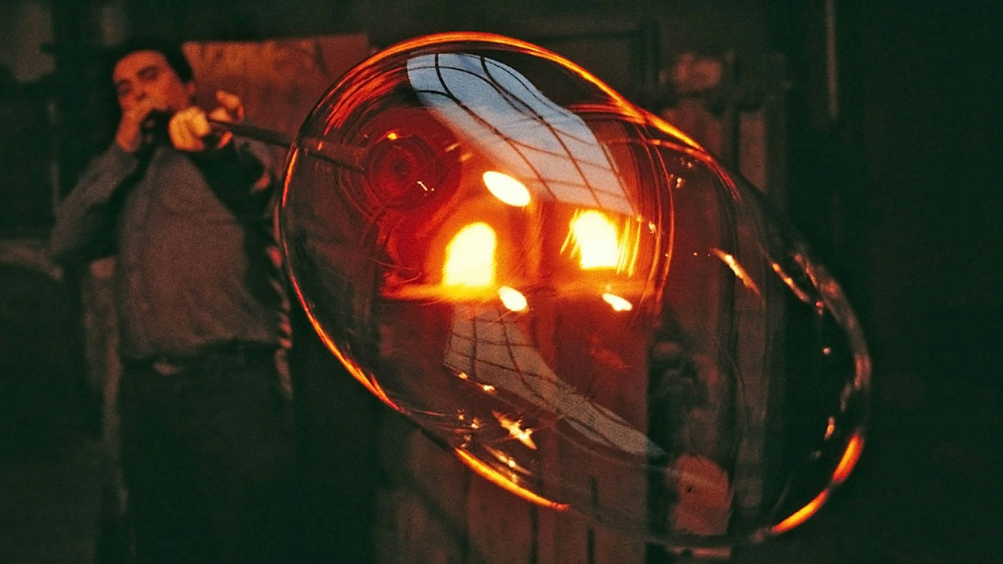 Erst kleiner Klumpen, dann große Blase und später ein Glas: Die Arbeit der Glasbläser erfordert viel Übung.