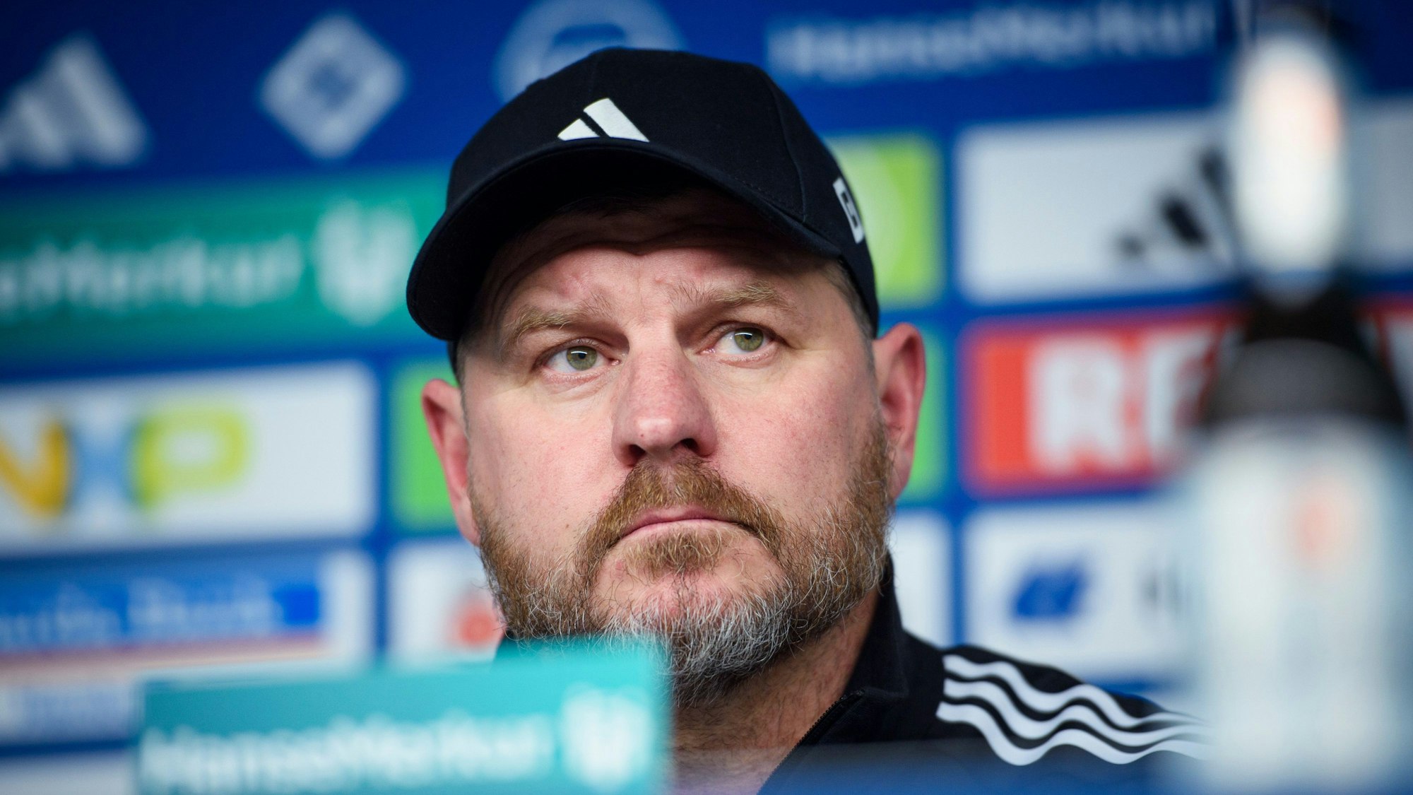 Steffen Baumgart auf seiner ersten Pressekonferenz für den HSV