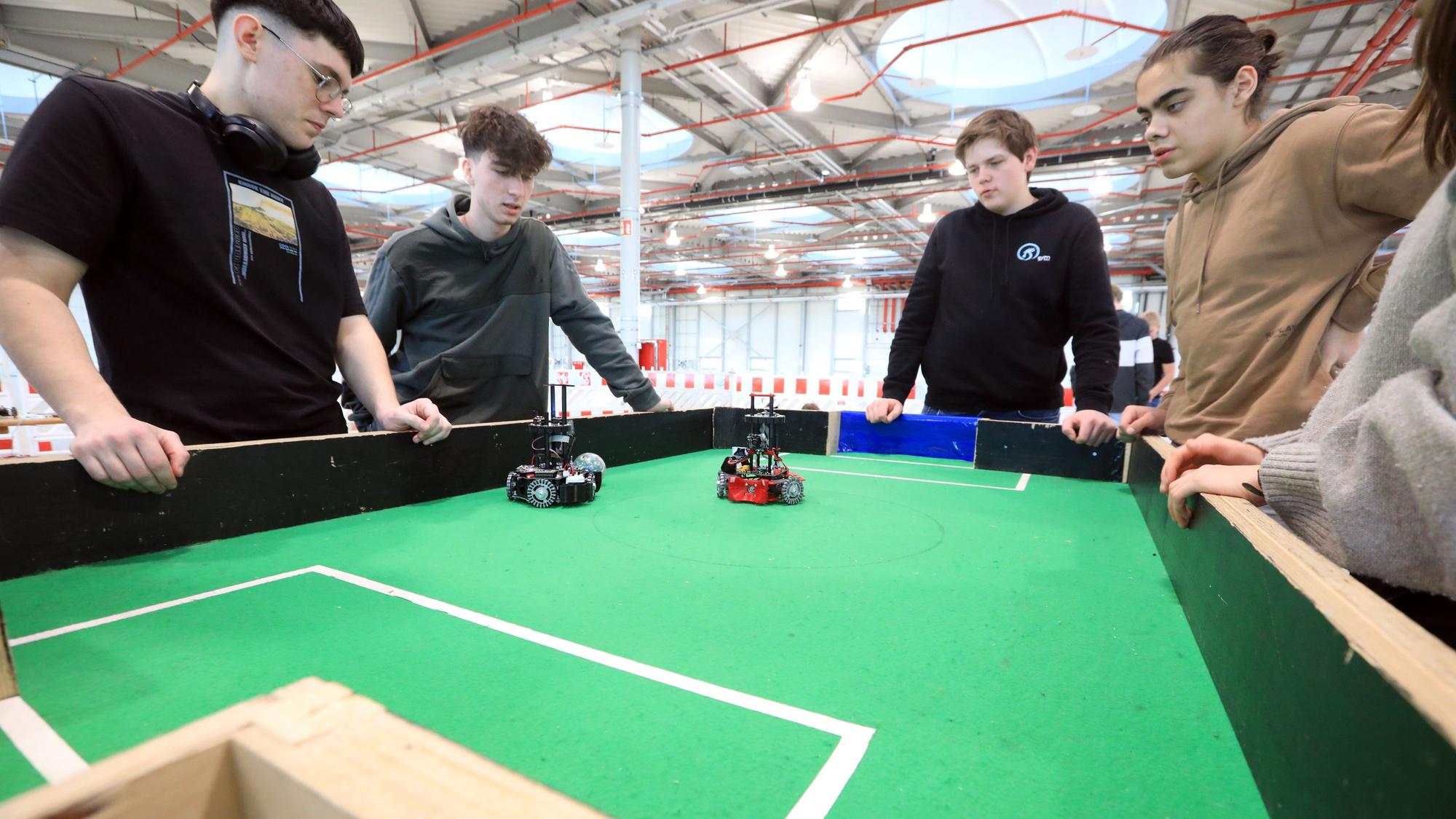 Ein Fußballspiel der etwas anderen Art: Zwei Roboter spielen gegeneinander.