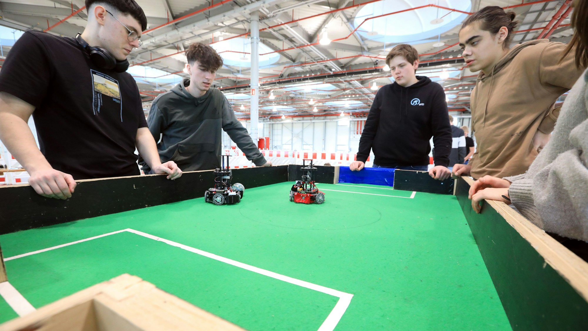 Ein Fußballspiel der etwas anderen Art: Zwei Roboter spielen gegeneinander.