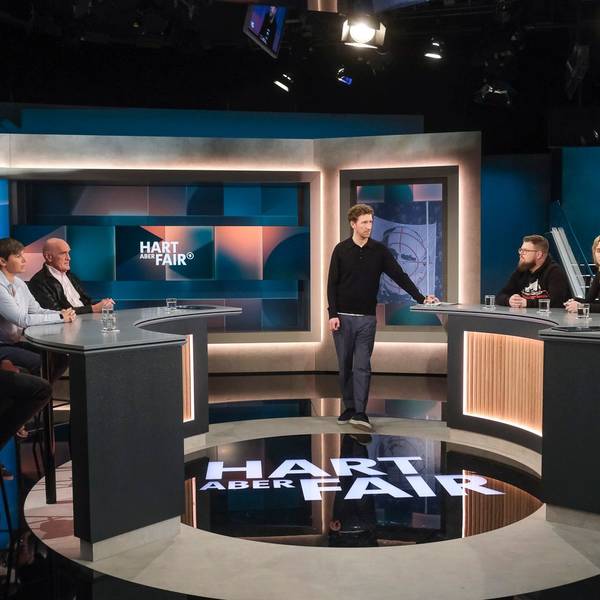 Markus Babbel, Ariane Hingst, Martin Kind, Moderator Louis Klamroth, Thomas Kessen, Mia Guethe und Kevin Kühnert diskutierten am Montagabend bei „Hart aber fair“.