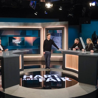 Markus Babbel, Ariane Hingst, Martin Kind, Moderator Louis Klamroth, Thomas Kessen, Mia Guethe und Kevin Kühnert diskutierten am Montagabend bei „Hart aber fair“.