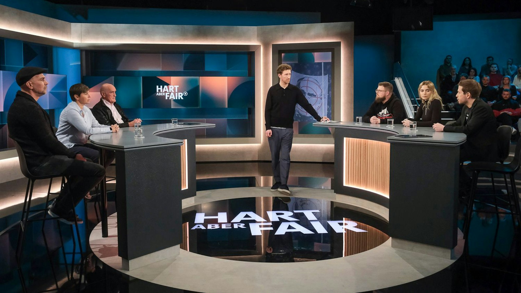 Markus Babbel, Ariane Hingst, Martin Kind, Moderator Louis Klamroth, Thomas Kessen, Mia Guethe und Kevin Kühnert diskutierten am Montagabend bei „Hart aber fair“.