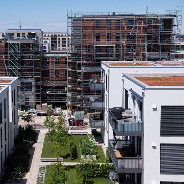 Mehrfamilienhäuser stehen in einem genossenschaftlich erschlossenes Wohnquartier.