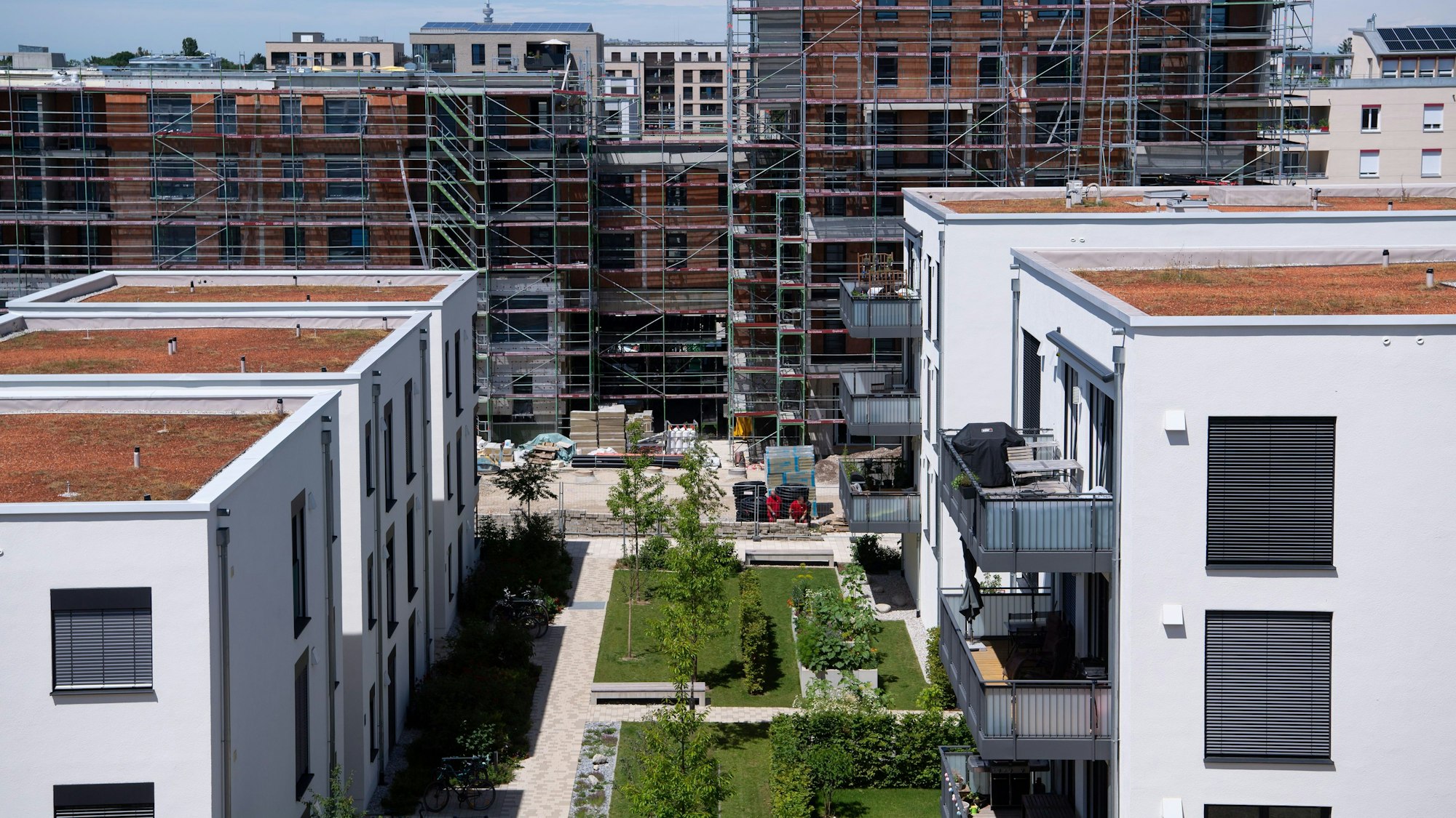 Mehrfamilienhäuser stehen in einem genossenschaftlich erschlossenes Wohnquartier.