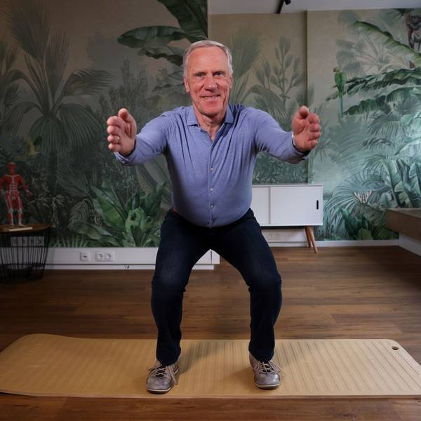 Ingo Froböse zeigt eine Übung für den Rücken.