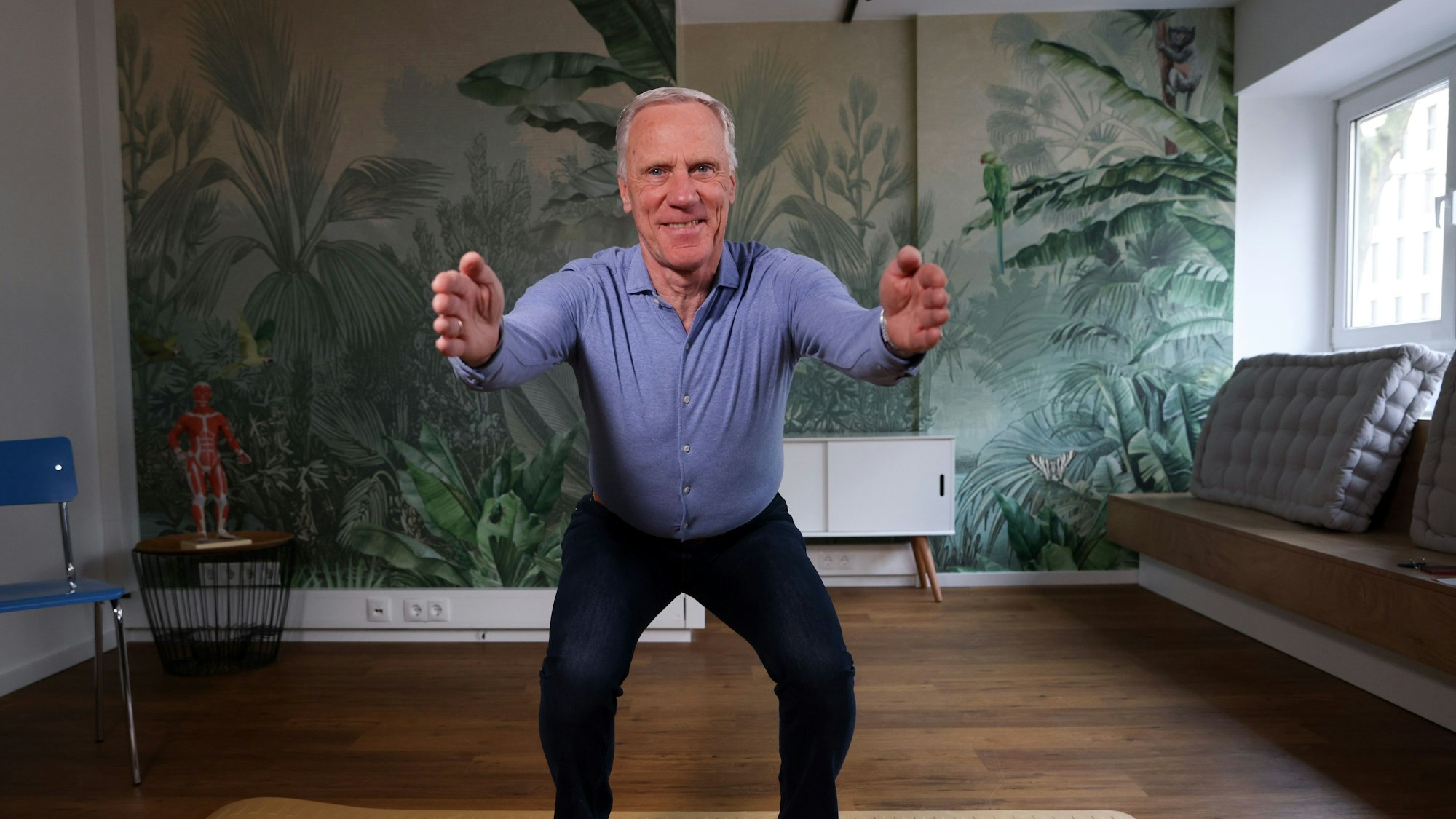 Ingo Froböse zeigt eine Übung für den Rücken.