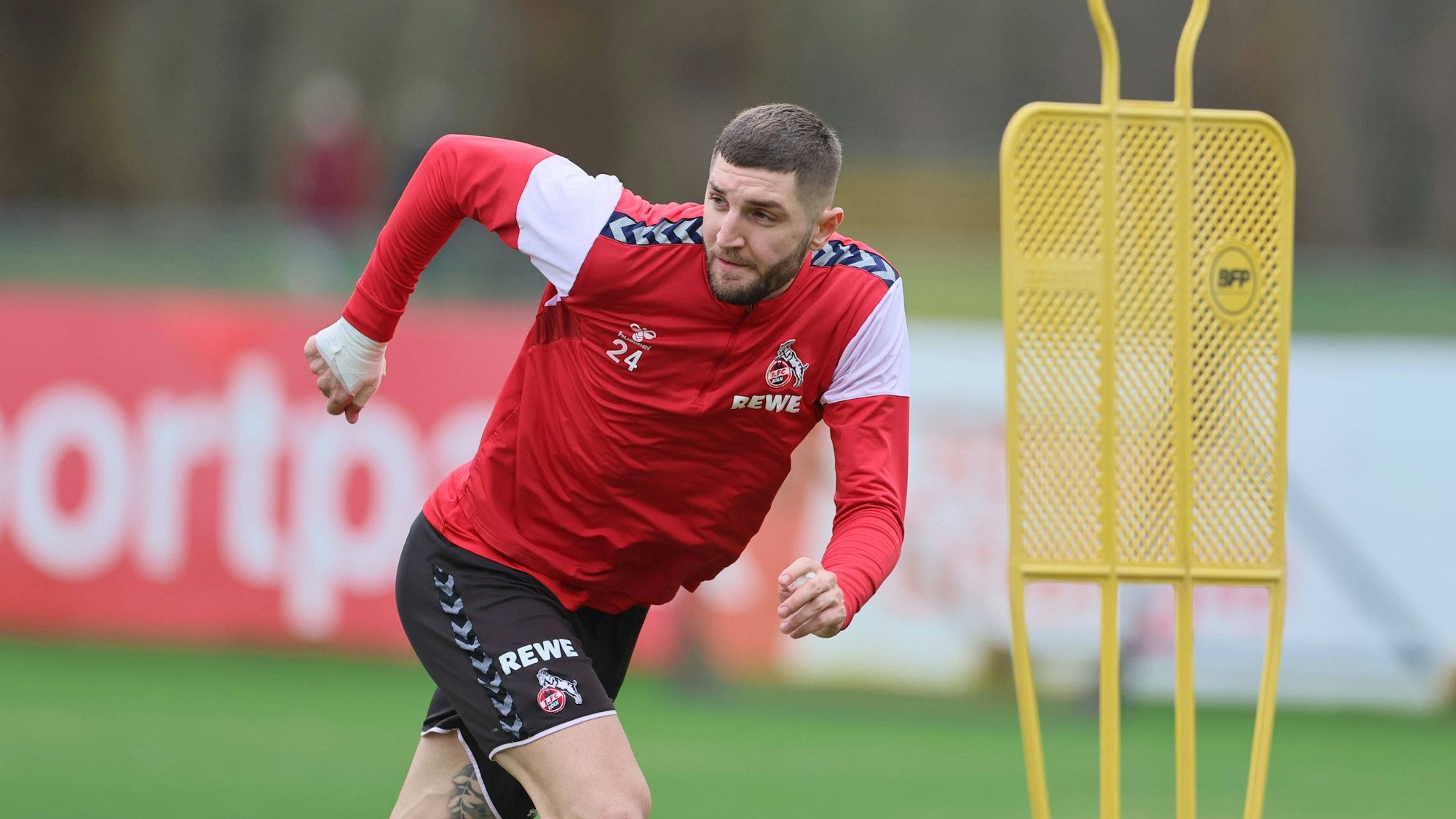 Jeff Chabot überläuft ein gelbes Steckmännchen mit Leichtigkeit.