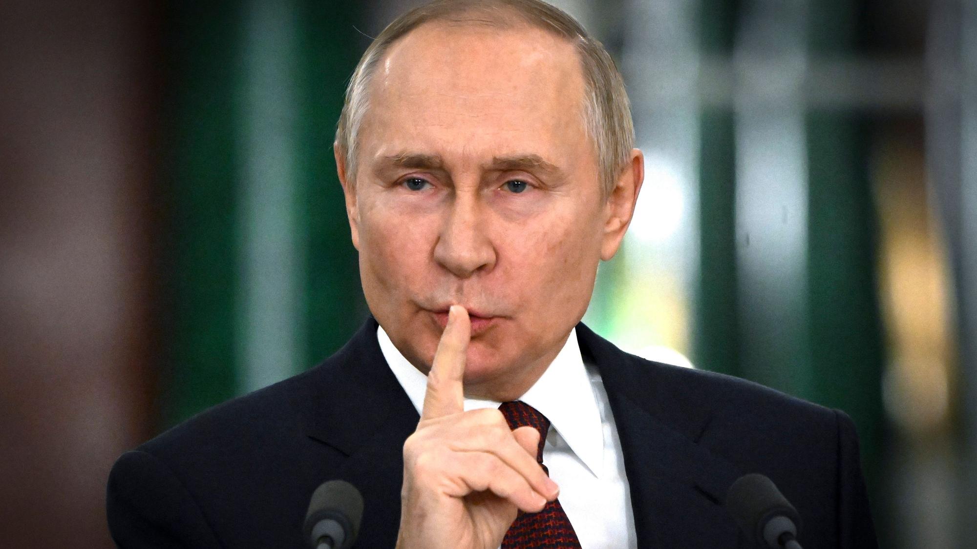 Wladimir Putin: Taten sagen oft mehr als Worte: Zum Tod von Alexej Nawalny schweigt der Kremlchef seit Tagen. Ein „Zeichen der Schwäche“ dürfte das aber nicht sein. (Archivbild)