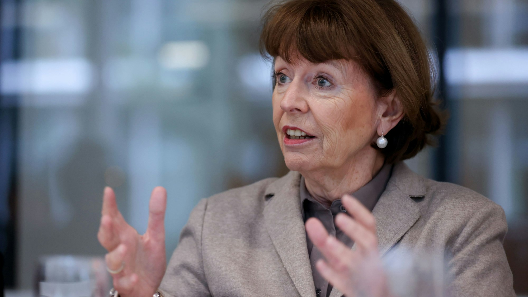 Das Foto zeigt die amtierende Oberbürgermeisterin von Köln, Henriette Reker.