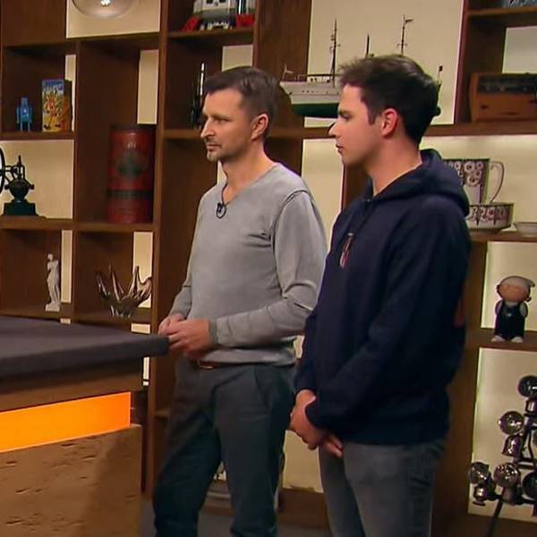 Sven Deutschmanek (l.) hielt Horst Lichter (M.), Frank Angsten und Francis Kurth (l.) bei „Bares für Rares“ lange auf die Folter.