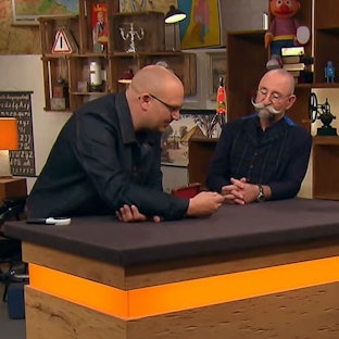 Sven Deutschmanek (l.) hielt Horst Lichter (M.), Frank Angsten und Francis Kurth (l.) bei „Bares für Rares“ lange auf die Folter.