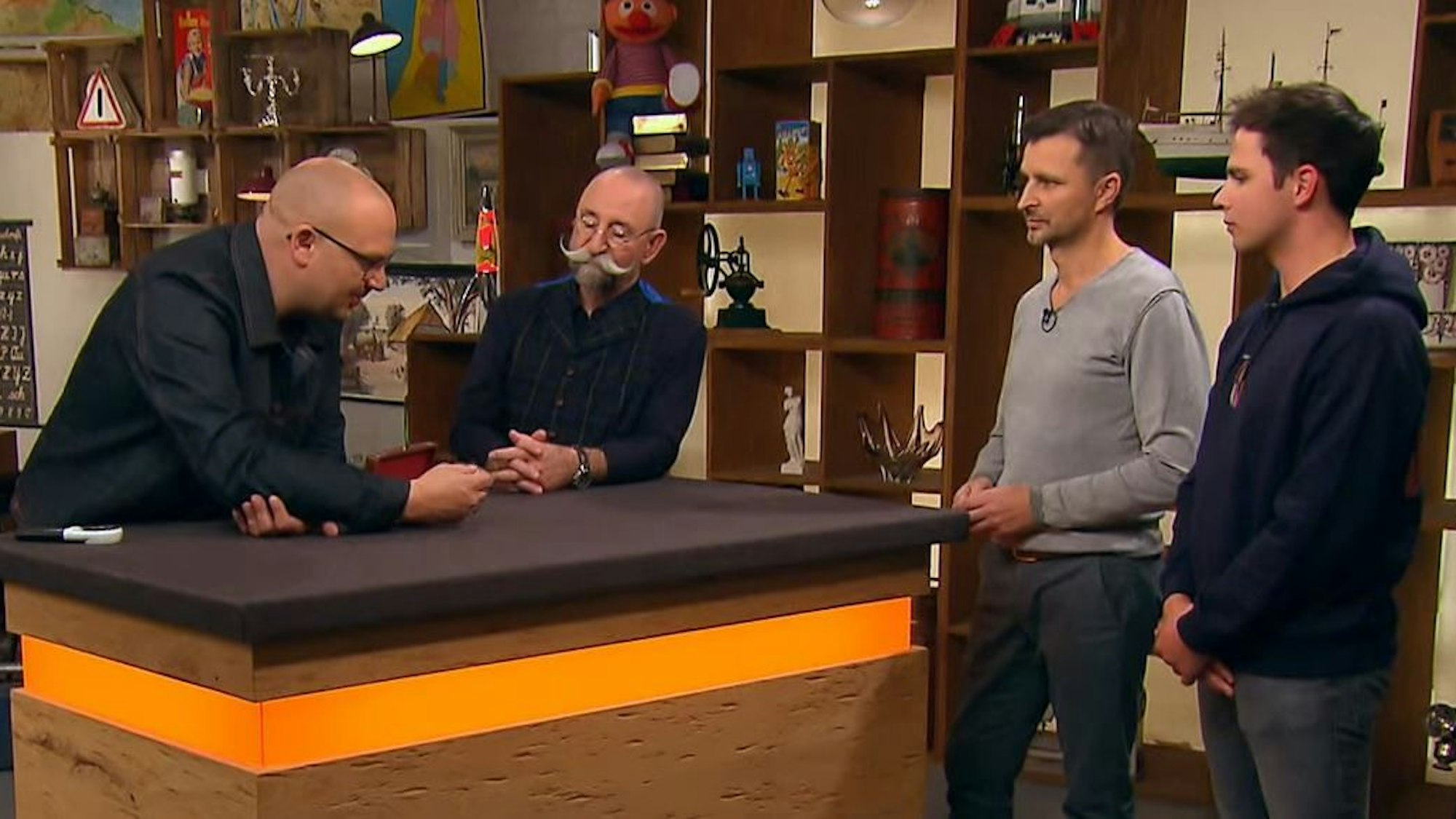 Sven Deutschmanek (l.) hielt Horst Lichter (M.), Frank Angsten und Francis Kurth (l.) bei „Bares für Rares“ lange auf die Folter.