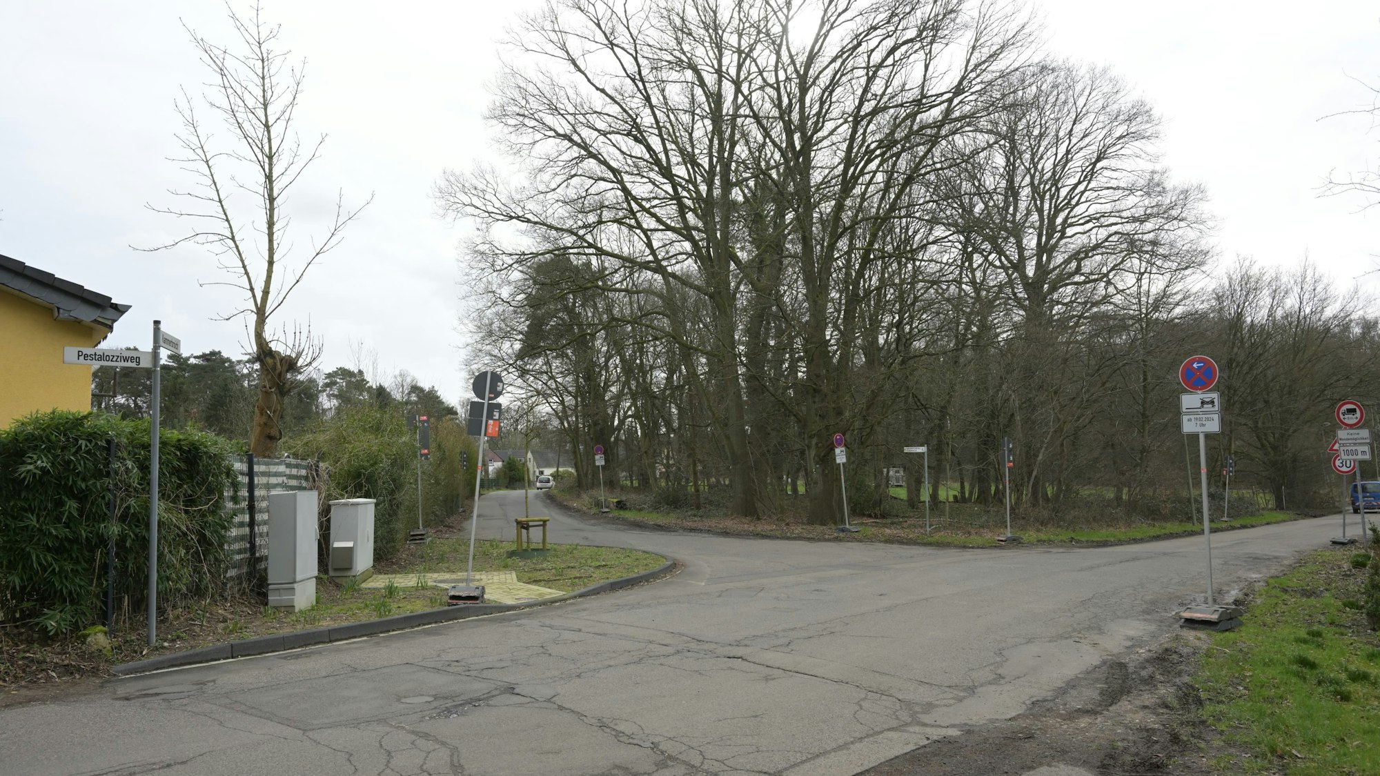 Auf diesem Grundstück an der Einmündung der Straße Kammerbroich in den Pestalozziweg könnte eine Unterkunft für Geflüchtete entstehen.