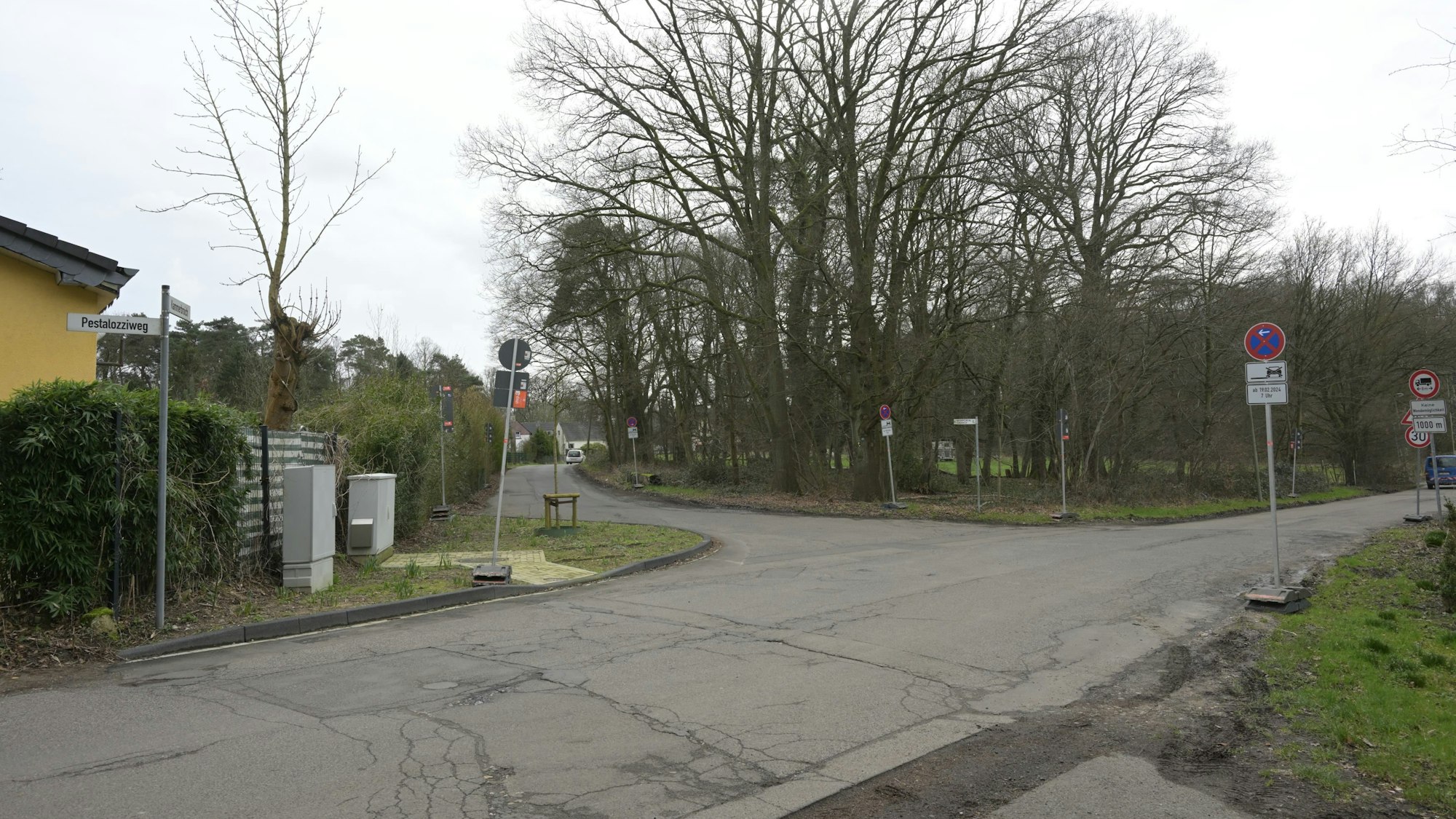 Die Rösrather Stadtverwaltung will Container für Flüchtlinge am Pestalozziweg aufstellen, hinter den Bäumen am Abzweig Kammerbroich.