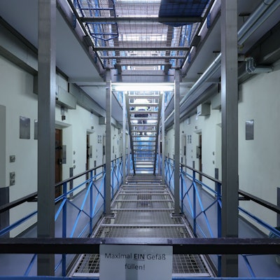 Blick in die JVA in Rheinbach (Rhein-Sieg-Kreis). Laut eines Berichts des Justizministeriums gibt es pro Jahr 1000 Drogenfunde in NRW-Gefängnissen. (Symbolbild)