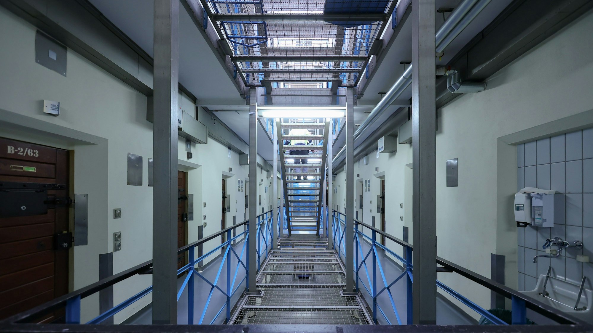 Blick in die JVA in Rheinbach (Rhein-Sieg-Kreis). Laut eines Berichts des Justizministeriums gibt es pro Jahr 1000 Drogenfunde in NRW-Gefängnissen. (Symbolbild)