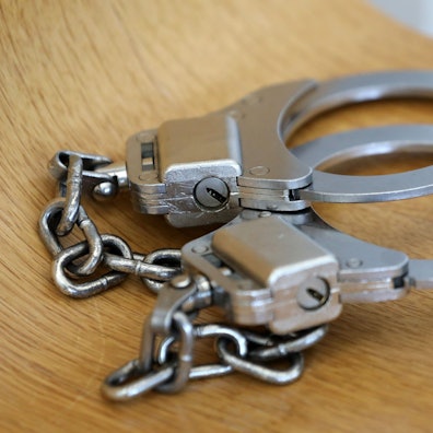 Handschellen liegen auf einem Stuhl.