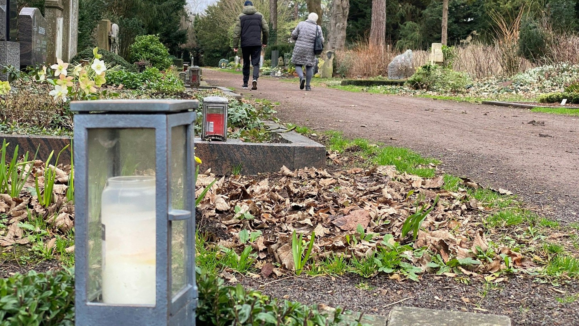 Zu sehen ist der Brühler Südfriedhof, im Vordergrund steht ein Grablicht.
