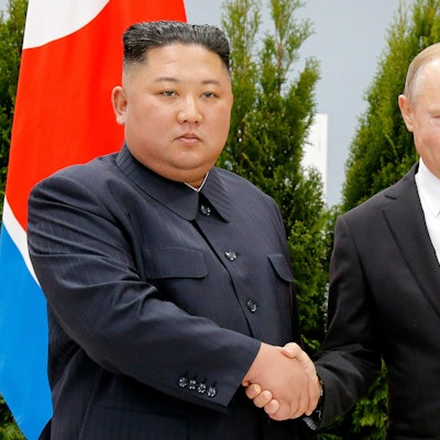 Wladimir Putin (r), Präsident von Russland, und Kim Jong Un, Machthaber von Nordkorea, geben sich während ihres Treffens die Hand.