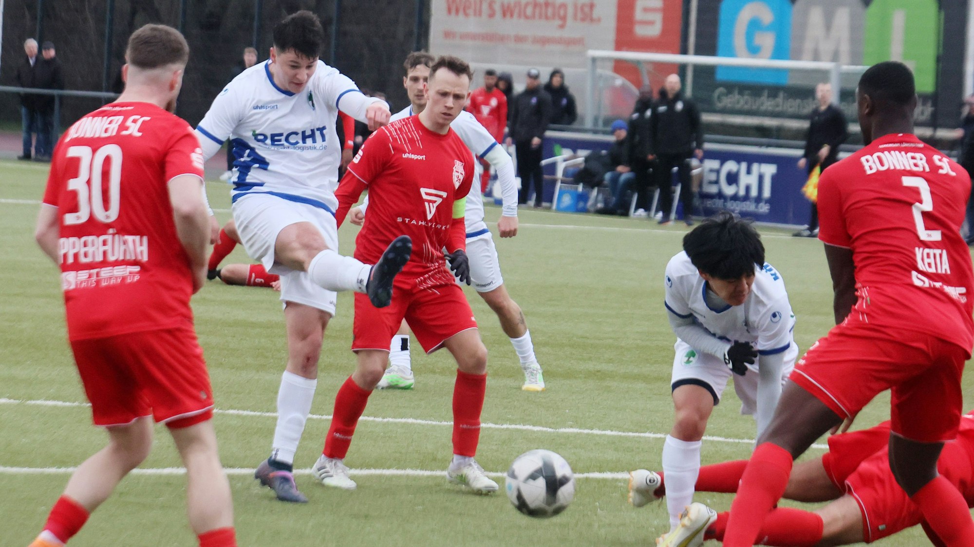 Auf dem Foto ist eine Szene aus dem Spiel zwischen Königsdorf und Bonn aus dem Februar 2024 zu sehen.