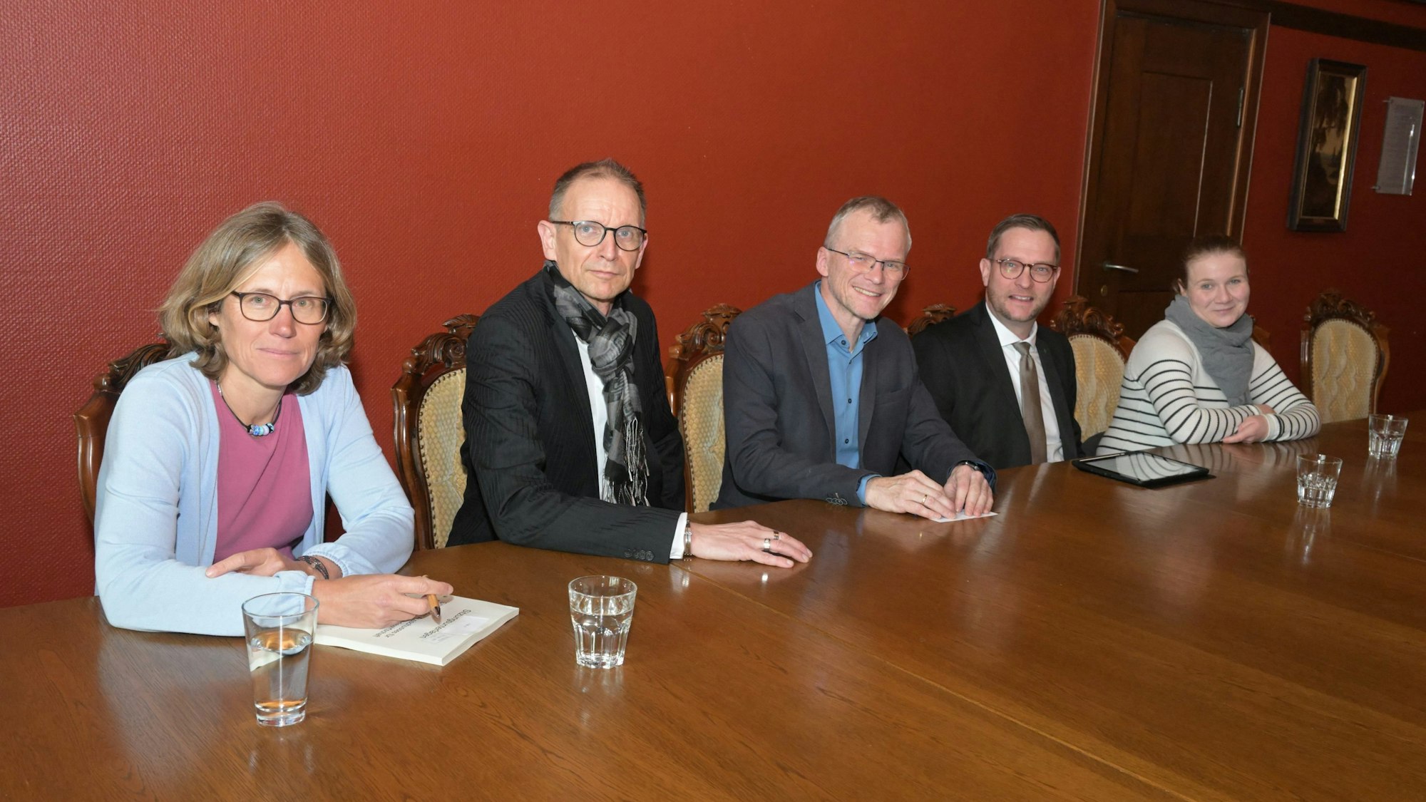 Fachbereichsleiterin Barbara Kirschner, Beigeordneter Ragnar Migenda, Bürgermeister Frank Stein, Beigeordneter Thore Eggert und Fachbereichsleiterin Alexandra Meuthen (v.l.) bei der Vorstellung der Schulsteckbriefe im Kleinen Ratssaal des Historischen Rathauses. Christopher Arlinghaus