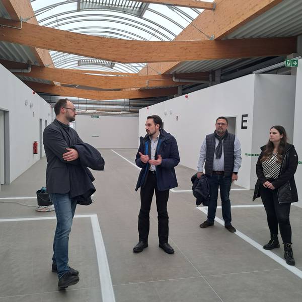 Die Stadt Niderkassel hat den ehemaligen Baumarkt Mobau Klein in Ranzel zu einer Flüchtlingsunterkunft umgebaut. Bürgermeister Matthias Großgarten (2.v.l.) und Mitarbeiter der Stadtverwaltung zeigten die Räume jetzt bei einem Pressetermin.