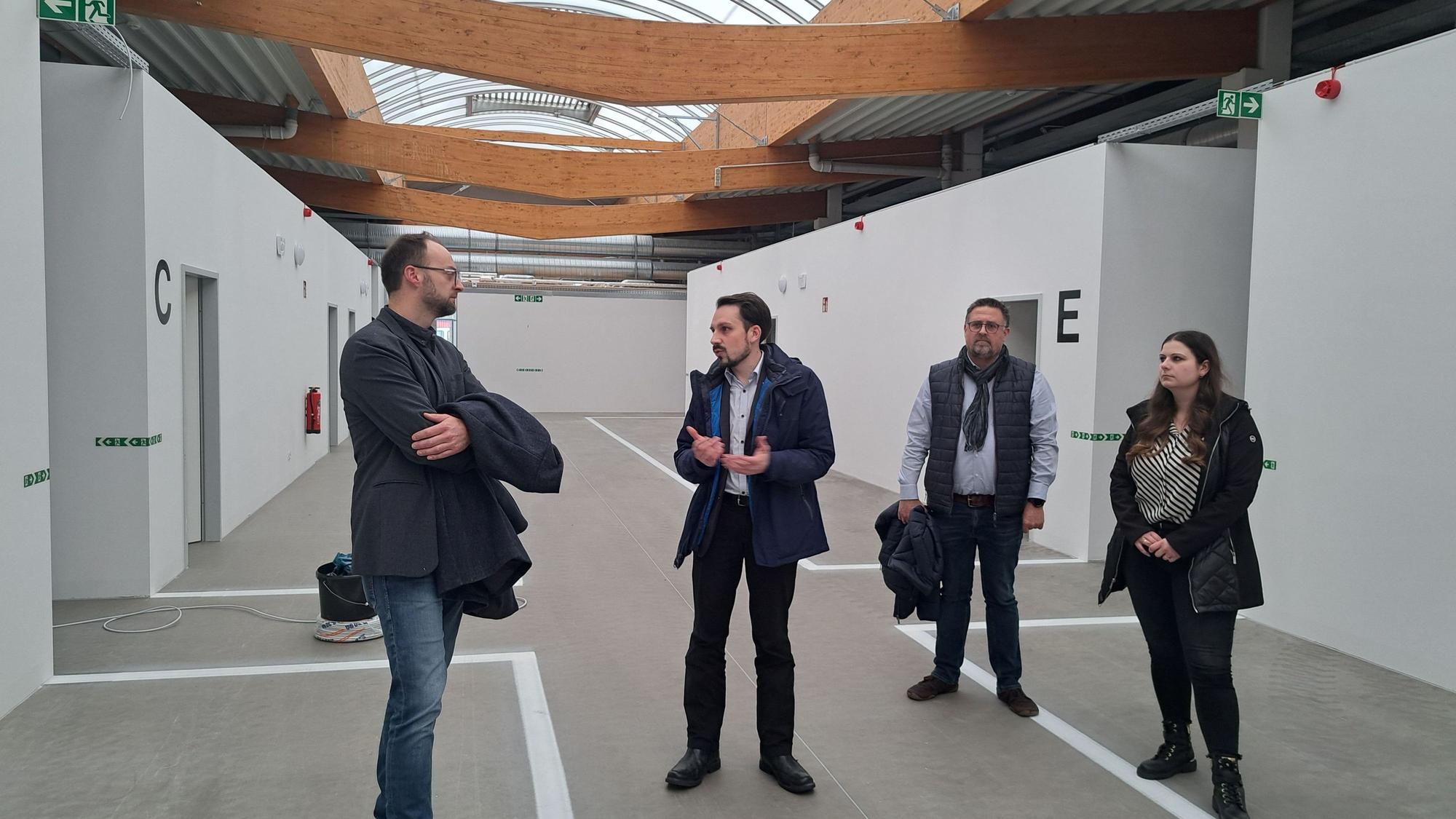 Die Stadt Niderkassel hat den ehemaligen Baumarkt Mobau Klein in Ranzel zu einer Flüchtlingsunterkunft umgebaut. Bürgermeister Matthias Großgarten (2.v.l.) und Mitarbeiter der Stadtverwaltung zeigten die Räume jetzt bei einem Pressetermin.