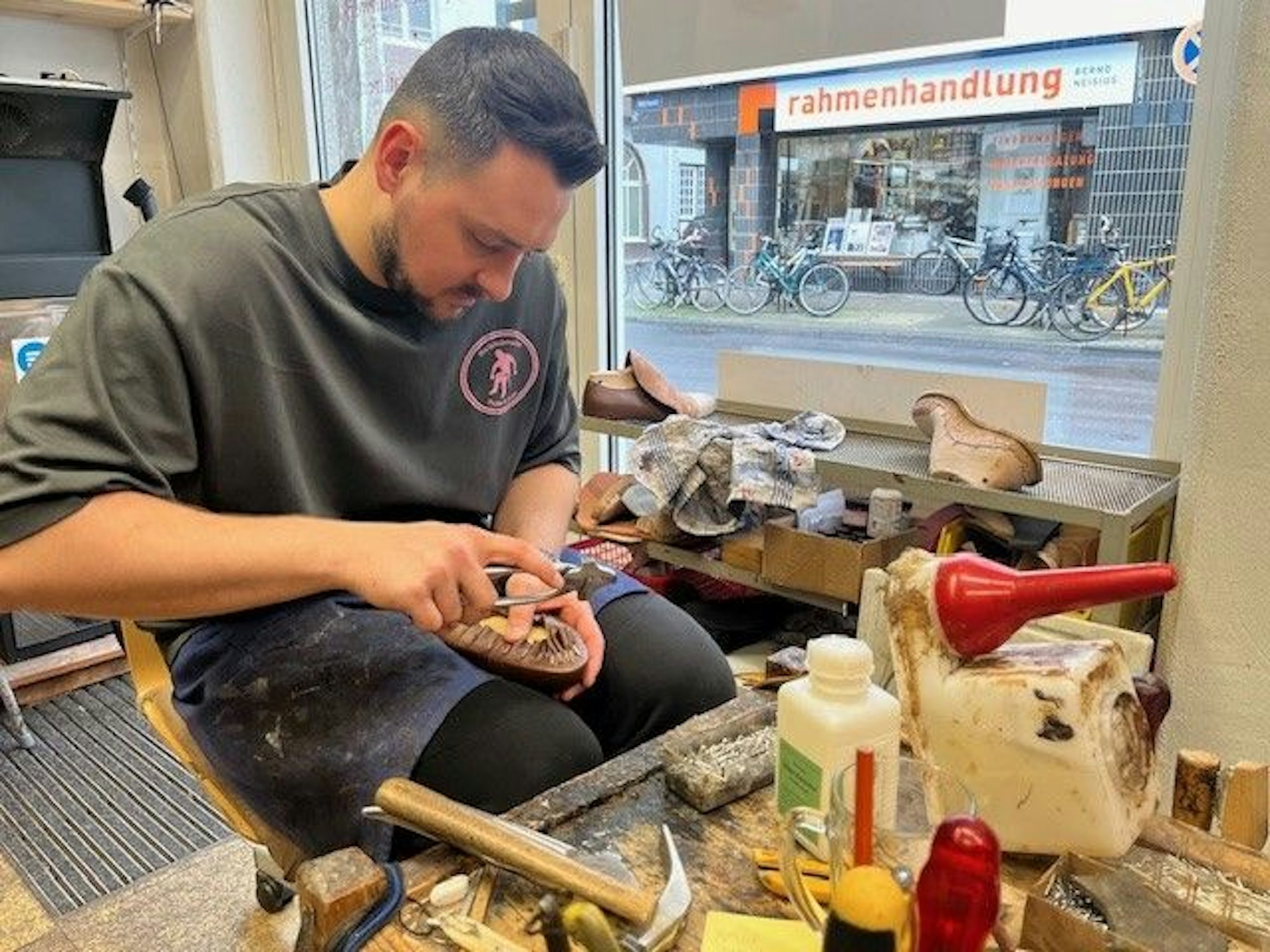 Schuhmacher Daniel Poppe bearbeitet einen Schuh.