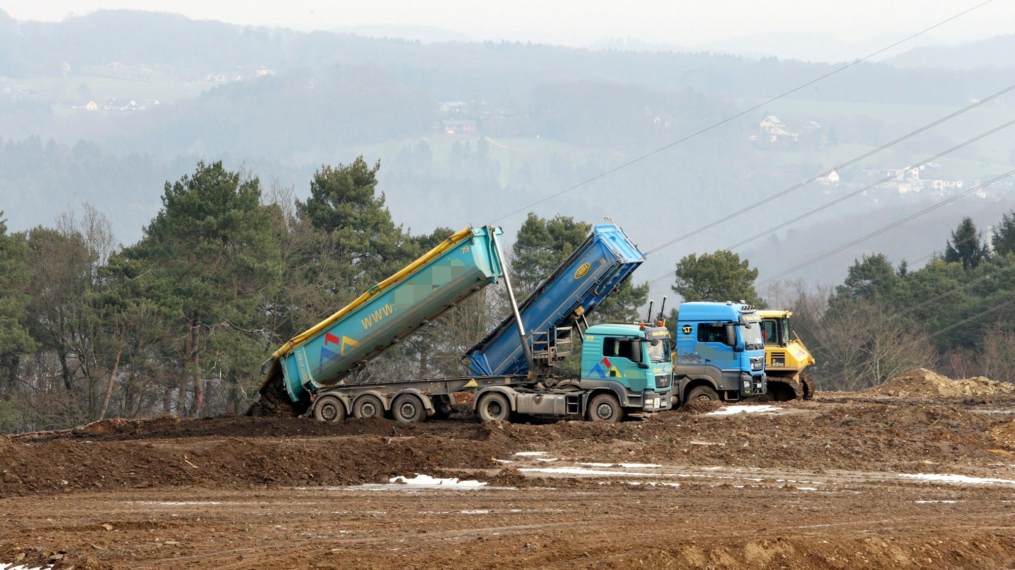 Das Foto zeigt Lkw-Betrieb an der Erddeponie am Lüderich