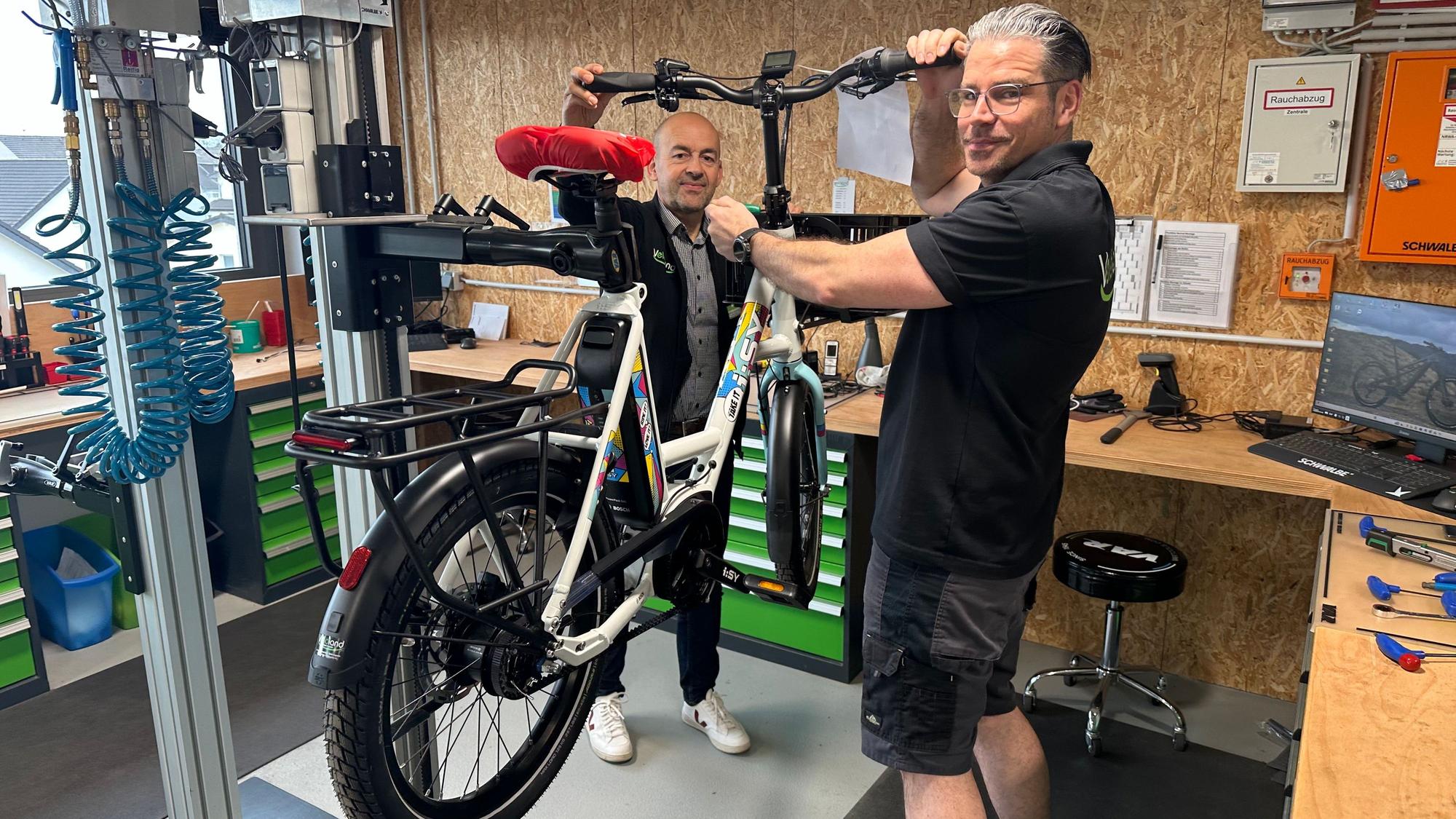 Es gibt zahlreiche Modelle: Ein E-Bike mit kleinen Rädern wird zum Verkauf vorbereitet.